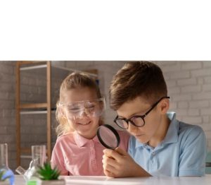 Bütüyeç İle İnceleyen Çocuklar
