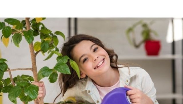 sorumluluğunu yerine getiren çocuk